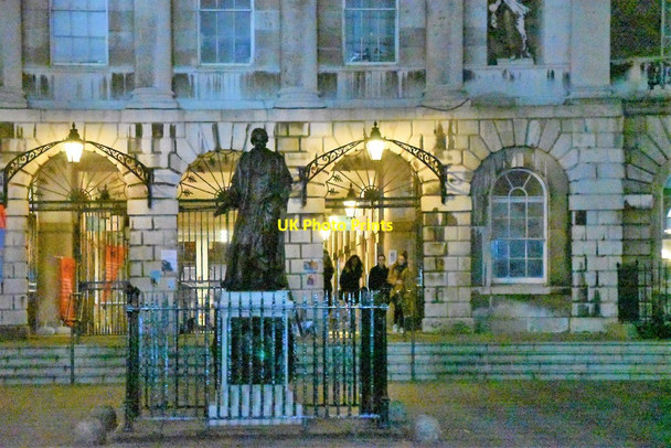 Photo 6"x4" Statue of Thomas Guy, Guy's Hospital London c2019