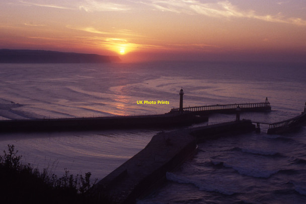 Photo 6"x4" Sunset over the mouth of Whitby Harbour Whitby\/NZ8910 c1990