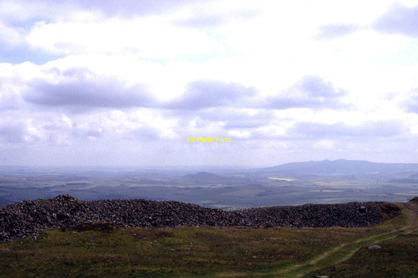 Photo 6"x4" Tap o' Noth - vitrified fort Rhynie\/NJ4927 c1992