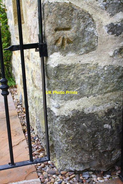 Photo 6"x4" Benchmark on Airton Manor Airton c2019