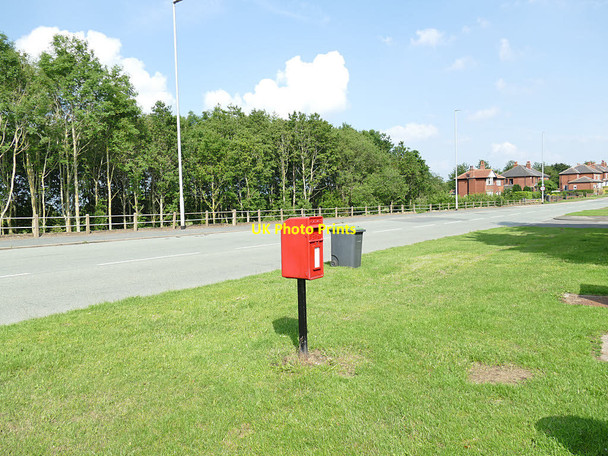 Photo 6"x4" Postbox by Bradford Road Cockersdale c2020