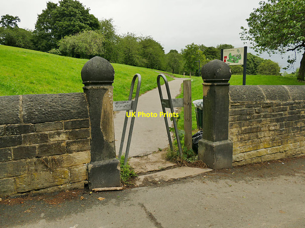 Photo 6"x4" Western Flatts Cliff Park: Fawcett Lane entrance Wortley\/SE2632 c2020