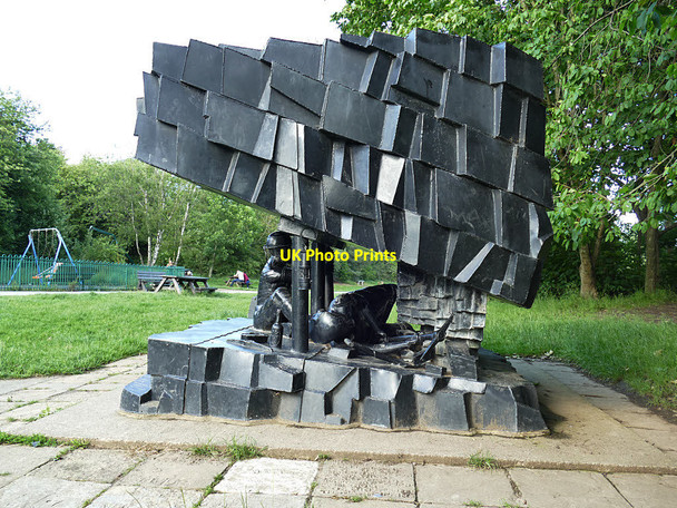 Photo 6"x4" Oakwell Country Park - miners sculpture Birkenshaw Bottoms c2020