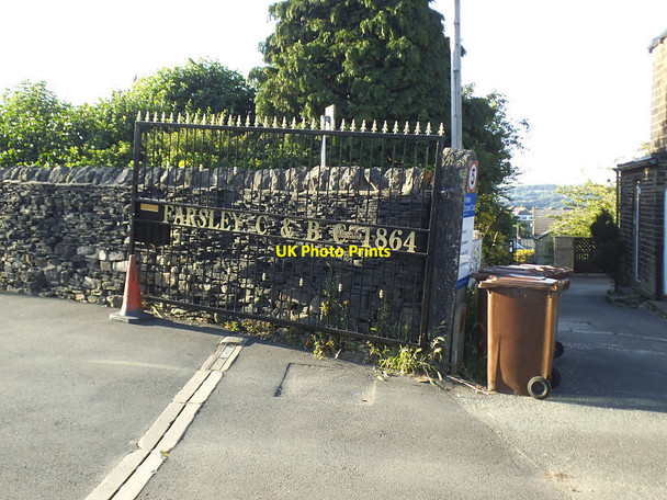 Photo 6"x4" Farsley Cricket Club gates Pudsey\/SE2233 c2020