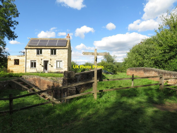 Photo 6"x4" Bridge and lock keeper's cottage near South Cerney Cerney Wick c2020