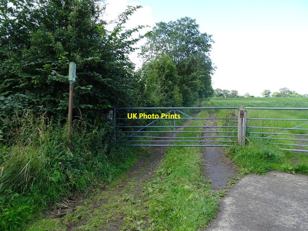 Photo 6"x4" Gated farm track (bridleway) off James Lane Tunstall\/SE2195 c2020