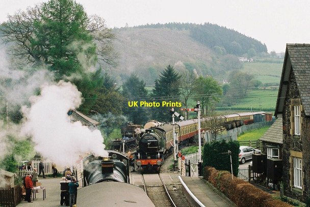 Photo 6"x4" Arrival at Glyndyfrdwy station, Llangollen Railway Glyndyfrdwy c2009