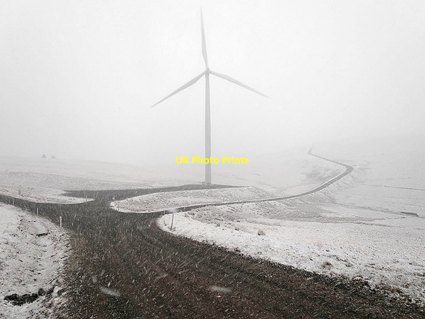 Photo 6"x4" Clyde Wind Farm tracks and a turbine in a snow storm March\/NS9914 c2021