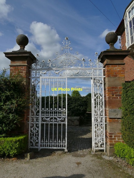 Photo 6"x4" Gates adjacent to Peover Hall stables Over Peover c2021