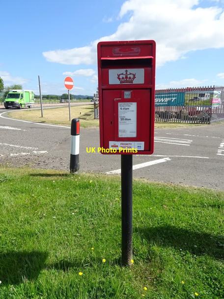 Photo 6"x4" Elizabethan postbox on the A90, North Inchmichael Middlebank\/NO2527 c2021