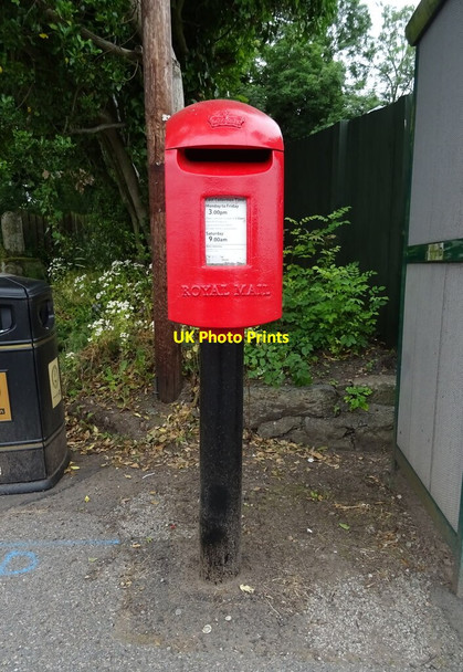 Photo 6"x4" Elizabethan postbox on the A937, Marykirk Craigo c2021