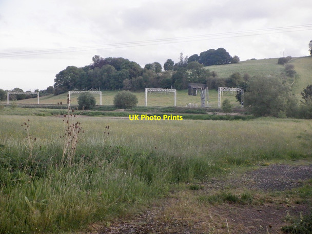 Photo 6"x4" West Coast Main Line passing Cloud End Shelton under Harley c2021