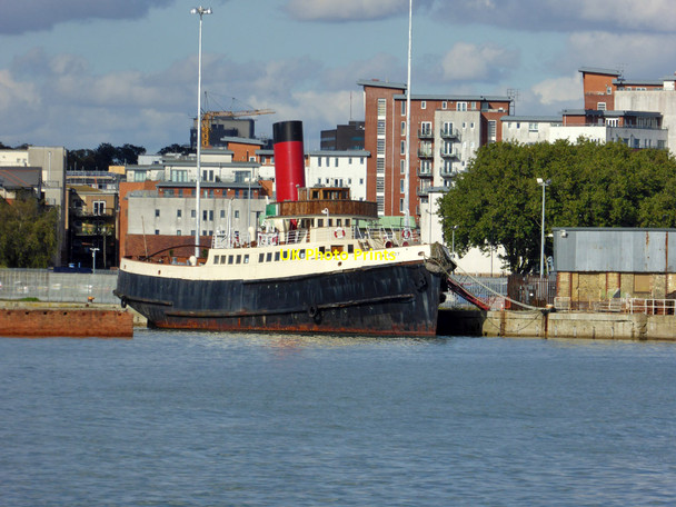 Photo 6"x4" Tender-tug 'Calshot', Southampton Ocean Village c2016