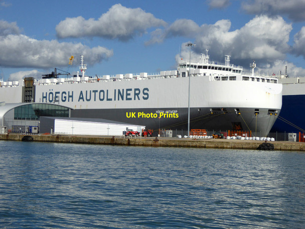 Photo 6"x4" Vehicle carrier 'Hoegh Antwerp', Southampton Ocean Village c2016