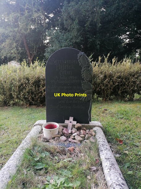 Photo 6"x4" St Margaret's Graveyard Angmering c2021