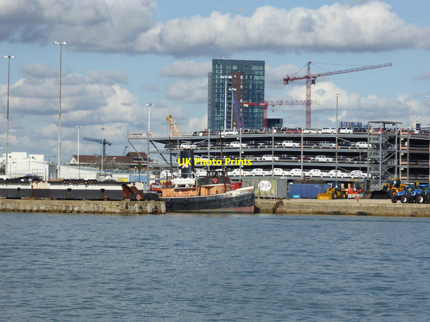 Photo 6"x4" Tug 'Challenge', Southampton Eastern Docks Ocean Village c2016