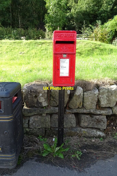 Photo 6"x4" Elizabethan postbox on Lanark Road, Rosebank Rosebank\/NS8049 c2021