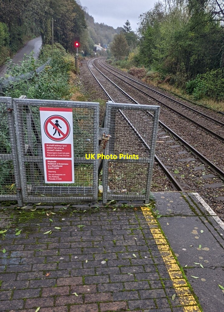 Photo 6"x4" Bilingual notice at the northern end of platform 2, Llanbradach station Llanbradach c2021