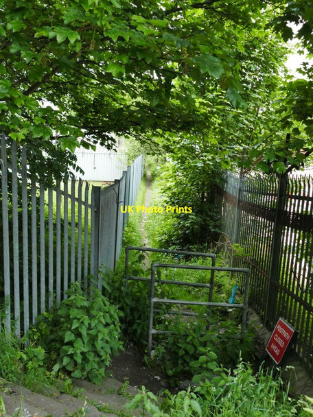 Photo 6"x4" Overgrown footpath off Bowling Park Drive Bradford\/SE1632 c2021