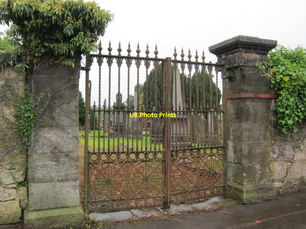 Photo 6"x4" Entrance to Old Parish Churchyard Larbert c2021