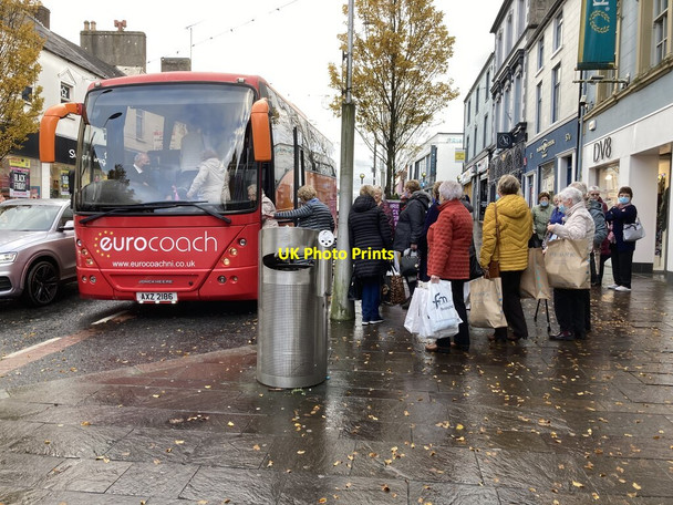 Photo 6"x4" Passengers boarding a coach in High Street, Omagh Omagh c2021