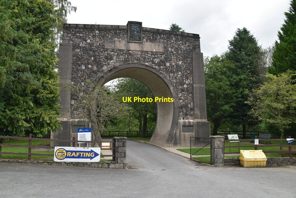 Photo 6"x4" Clunie Memorial Arch Faskally c2021