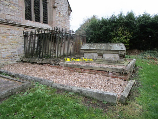 Photo 6"x4" Tombs at Naunton Beauchamp Naunton Beauchamp c2021