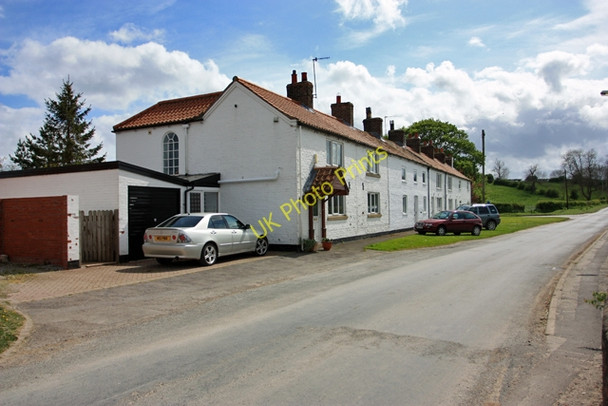 Photo 6"x4" A row of cottages, Burton Fleming Burton Fleming c2009