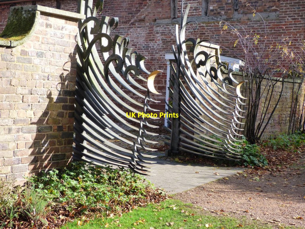 Photo 6"x4" Sculpted Gates at Dudmaston Hall Quatt c2018