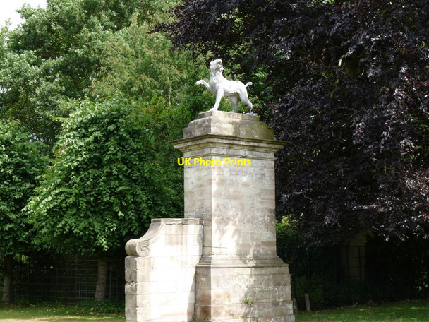 Photo 6"x4" Lion statue on a plinth Dunham Town c2010
