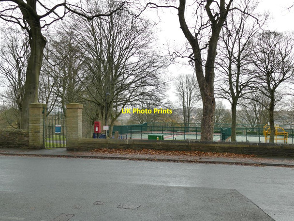 Photo 6"x4" Western entrance to Lister Park Shipley\/SE1437 c2021