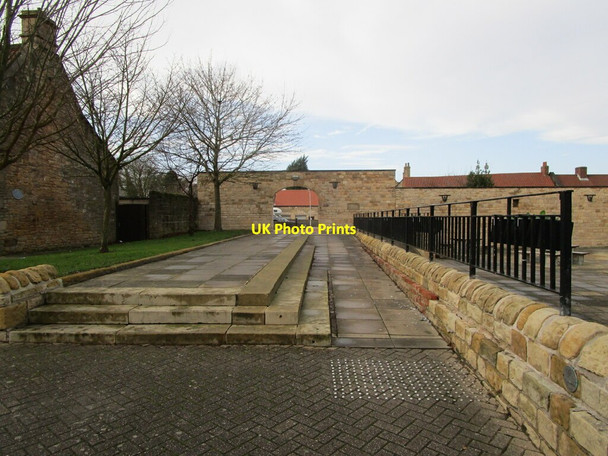 Photo 6"x4" Path and archway off Cotton Street, Old Bolsover Bolsover c2022