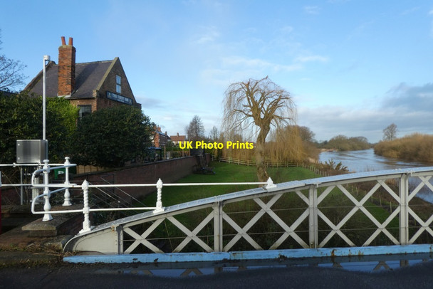 Photo 6"x4" Ferry Inn from Cawood Bridge Cawood c2022