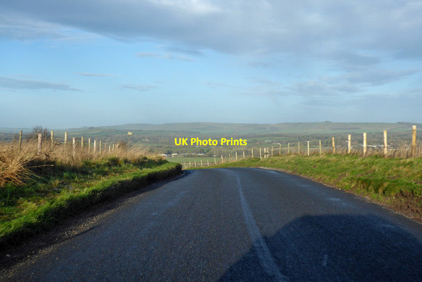 Photo 6"x4" Road at top of descent into Vale of Pewsey Southcott\/SU1759 c2022