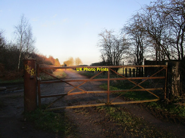 Photo 6"x4" Gate across Clipstone Drive Clipstone\/SK5863 c2022