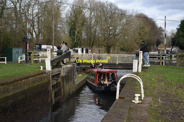 Photo 6"x4" Day boat entering Tyle Mill Lock Ufton Green c2022