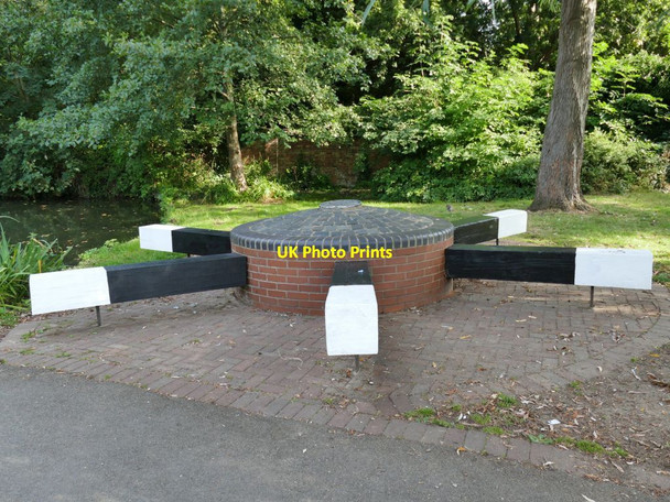 Photo 6"x4" Sculpture at the southern end of the Oxford Canal Oxford\/SP5106 c2021