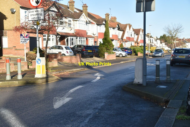 Photo 6"x4" Traffic calming, King's Avenue Woodford\/TQ4091 c2021