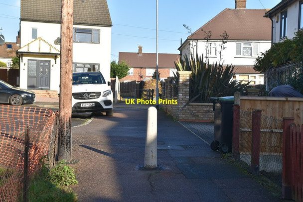 Photo 6"x4" Footpath, Kirby Close Chigwell c2021