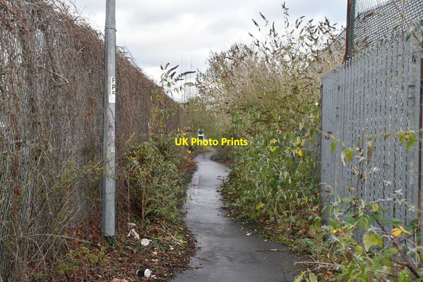 Photo 6"x4" Fenced footpath Loughton\/TQ4396 c2021