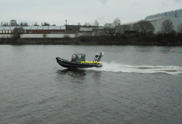 Photo 6"x4" On patrol on the Clyde Scotstoun\/NS5268 c2022