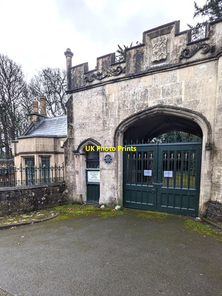 Photo 6"x4" Locked gates at the Newport Road entrance to Llantarnam Abbey, Cwmbran Croes-y-mwyalch c2022
