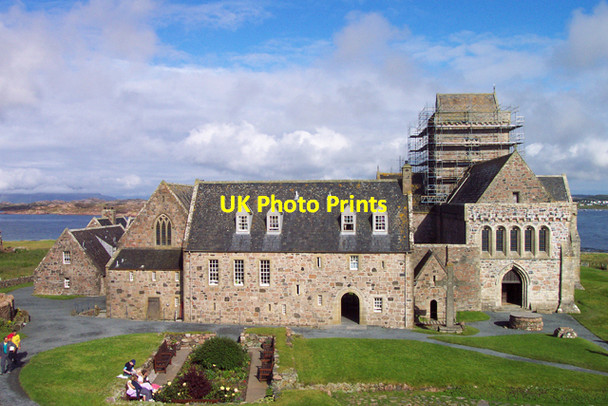 Photo 6"x4" The Abbey on the isle of Iona Baile M\u00f2r c2001