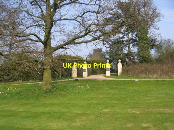 Photo 6"x4" Gates to Beoley Hall Beoley c2006