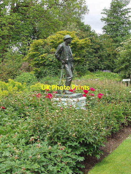 Photo 6"x4" Peonies and statue of gardener, Kew Gardens Brentford c2006