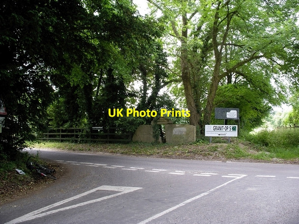 Photo 6"x4" Hampshire-Wiltshire border by Granit-Ops Commo c2006