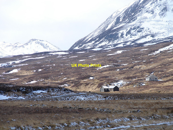 Photo 6"x4" Culra Bothy and Culra Lodge Allt a' Chaoil-r\u00e8idhe c2006
