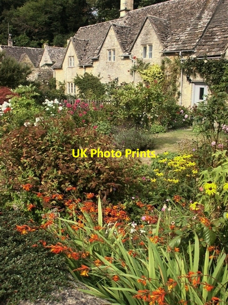 Photo 6"x4" In an English country garden... Bibury c2006