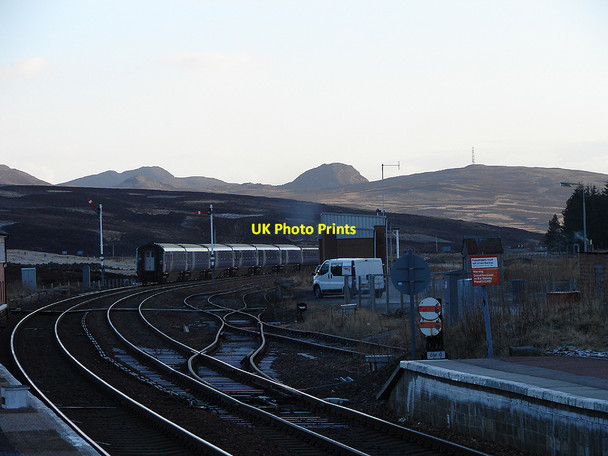 Photo 6"x4" The 'Sleeper' departs from Dalwhinnie station Dalwhinnie c2006