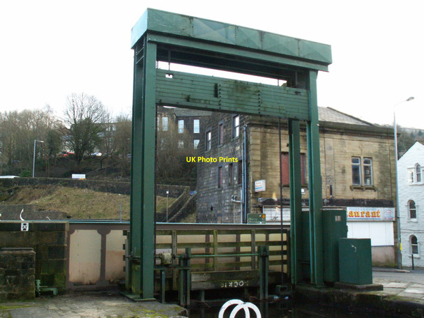 Photo 6"x4" Guillotine lock gate, Library Lock, Rochdale Canal Todmorden c2006